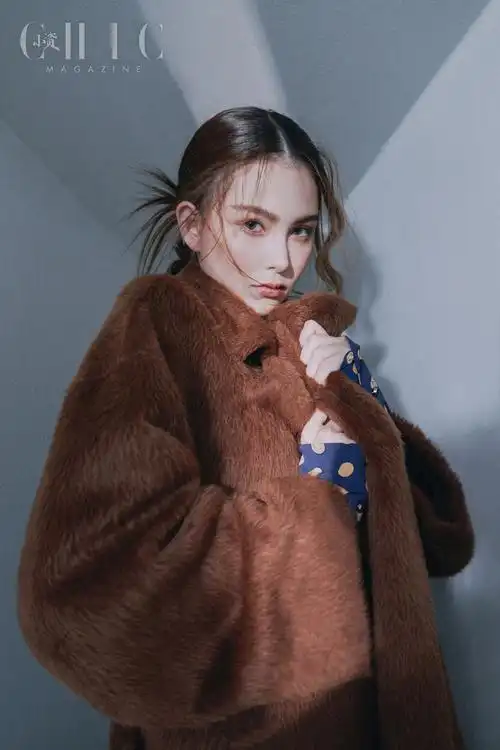 昆凌凌乱长发优雅写真图片18