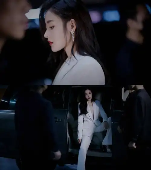 张天爱白色真空西装造型超a动作利落飒爽