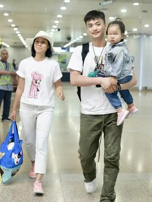 朱丹这素颜好真实穿纯白休闲装不介意显肤黑老公手抱萌娃真帅