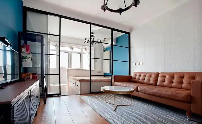 原始客厅隔离出来的主卧室,有一个大阳台,玻璃隔断可以很好的利用得来