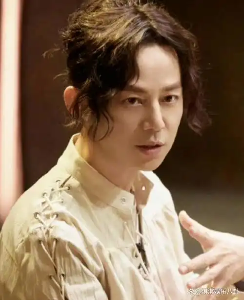 何炅大胆尝试长发狼尾新造型惊艳亮相引网友惊呼根本认不出了