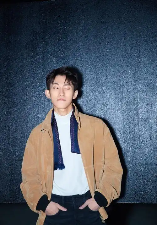 俞彬时尚复古帅气写真图片