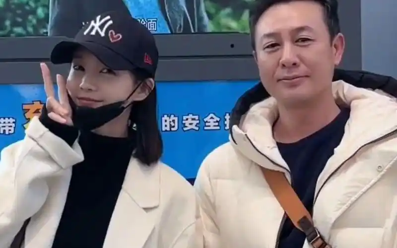 张颂文 李一桐机场与狂飙合影