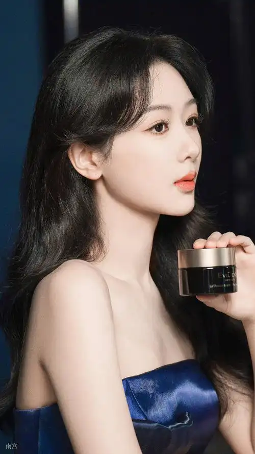 杨紫金色高定##杨紫 伊菲丹代言