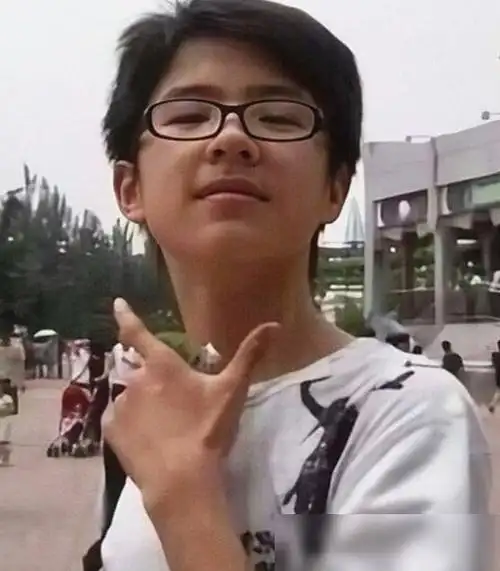 明星成名前旧照刘昊然耍帅李易峰路人感鞠婧祎认不出来了