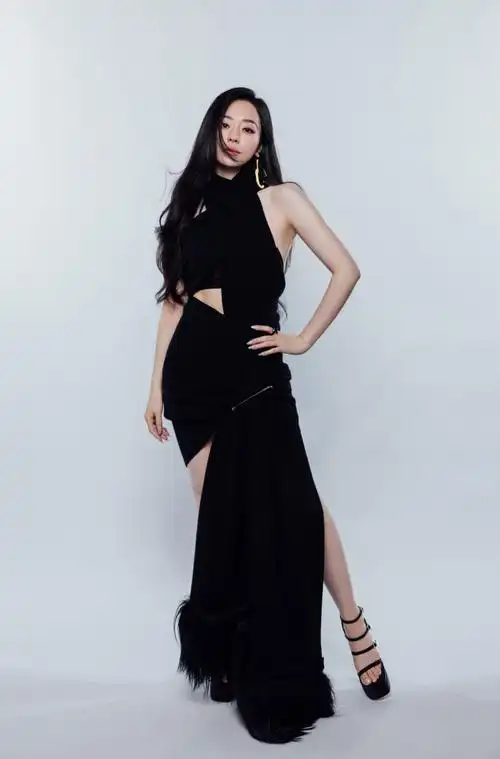 张靓颖超话95#天赐的声音#飘逸灵动,黑裙摇曳.