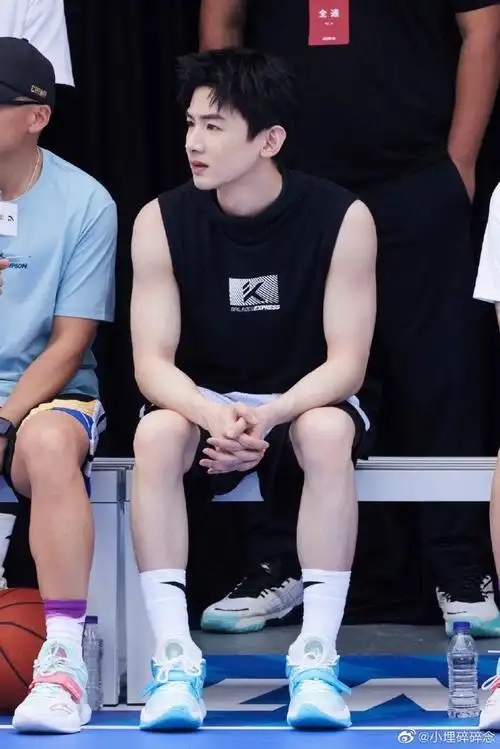 白敬亭的臂长##白敬亭拉抻随拍