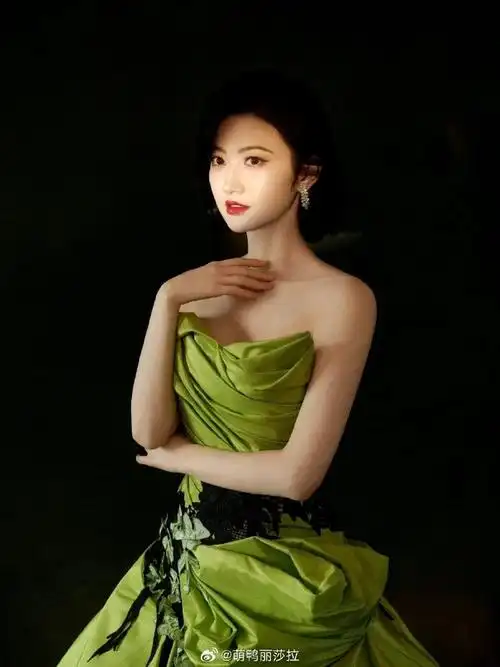 景甜短发造型美的很有韵味!