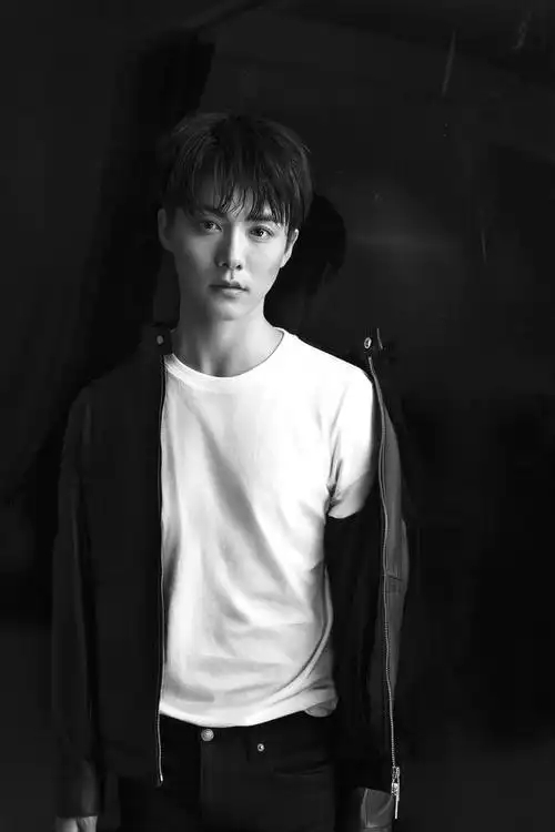 [马天宇][新闻]180122 马天宇曝黑白系列大片 湿发皮衣展现"英雄本色"