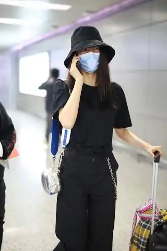 黄梦莹穿黑色短袖搭配长裤显身材比例,一路电话忙碌赶路程