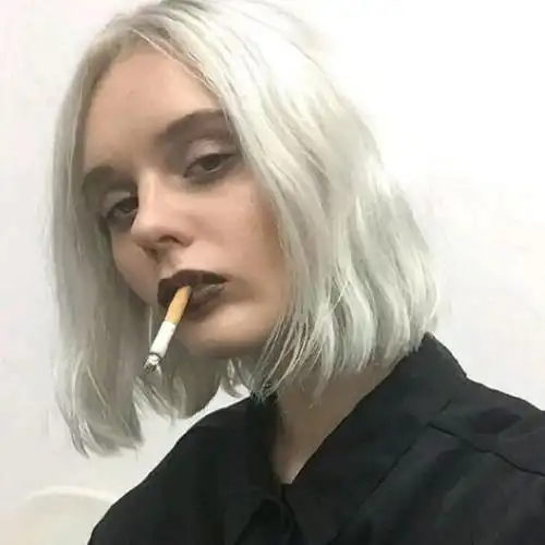 叼烟白发女痞头像