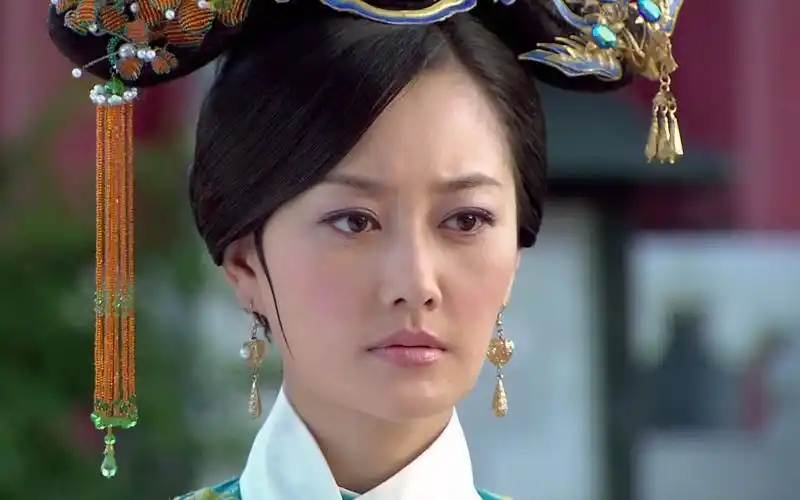 新还珠格格皇上赐婚老佛爷和愉妃都很高兴只有令妃想着小燕子