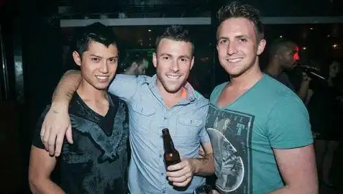 加拿大三名男同性恋和谐共处组建家庭