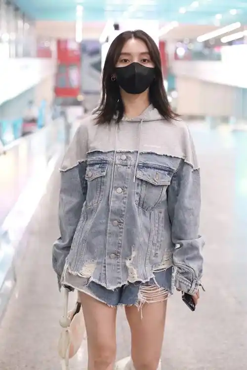 姜贞羽穿超短裤现身机场 大秀美腿走路带风-搜狐大视野-搜狐新闻