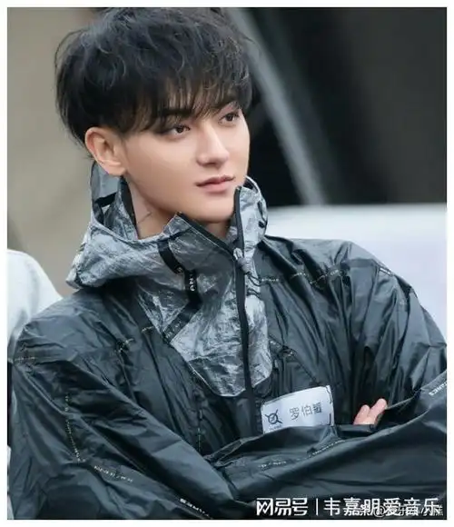 笑不活了,张予曦18岁时的寸头照,网友:黄子韬?