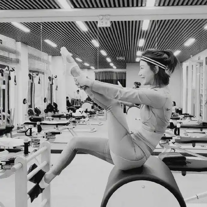 王珞丹绿洲营业分享健身照 还一边想着薯片和曲奇