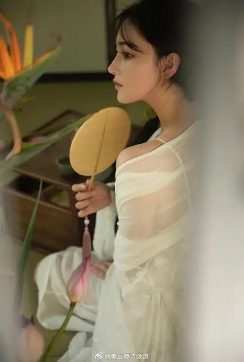 张馨予身着白纱连衣秀香肩古典园艺写真仙气十足