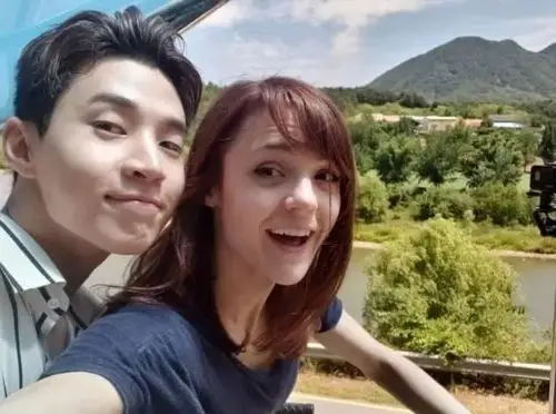 生活》中,henry给好莱坞演员凯瑟琳 67 普雷斯科特安排了韩国旅行