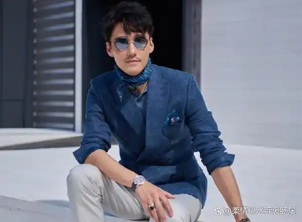 6月属于西装杀的胡兵,47大叔称行走的荷尔蒙,隔空应战足球男团