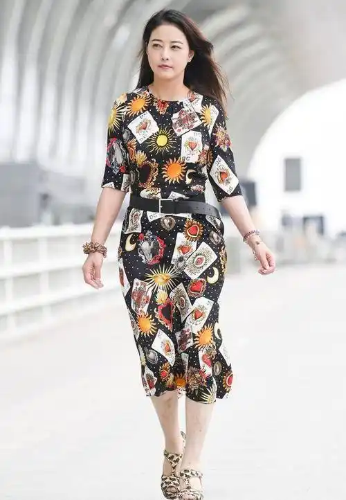 周海媚长发飘飘,"灭绝师太"女人味十足,豹纹高跟鞋尽显温柔_印花_花纹