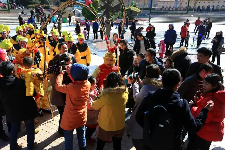 20位"美猴王"现身郑州 紫荆山上演真功夫众人围观合影场面火爆