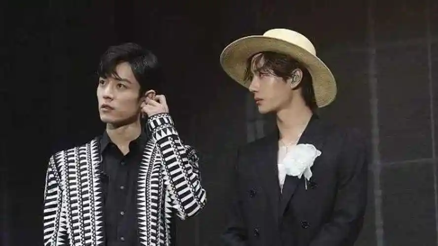 肖战王一博陈情令演唱会,一博穿路飞装与战哥对视,这一幕简直是我的