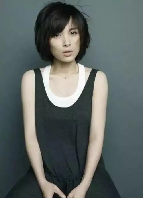 靳东老婆李佳近照曝光,丸子头简单清爽侧颜美翻了