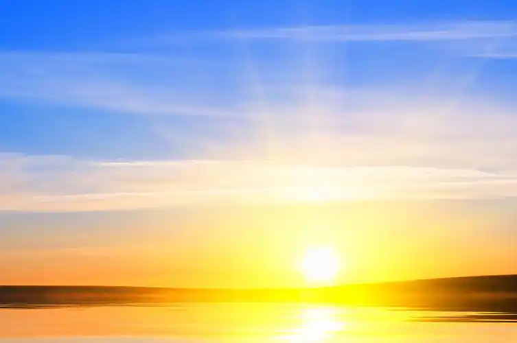 蓝天白云下海上的日出日落