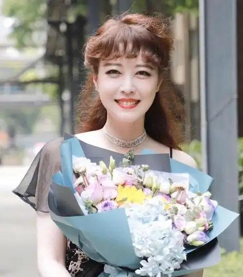 又被周海媚折服穿吊带裙搭烫卷齐刘海活泼俏皮真减龄