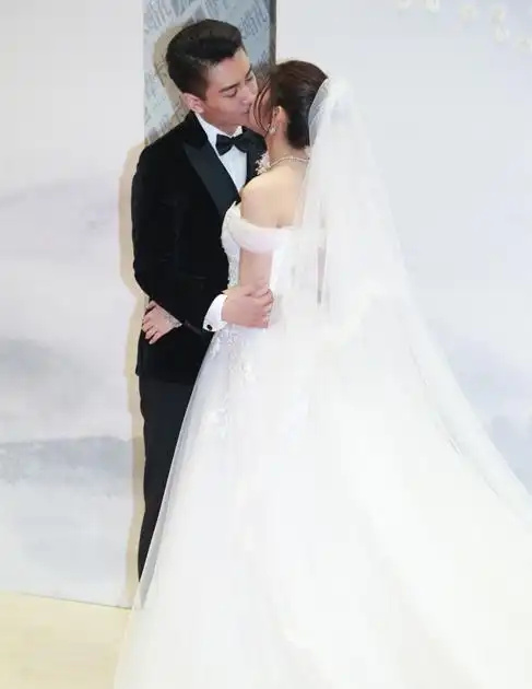 两人甜蜜拥吻陈晓和陈妍希今日在北京雁栖湖(谐音"妍希")举办婚礼.