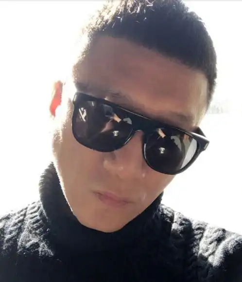 孙红雷最新造型的自拍,网友:狗年学孙红雷剪的发型都能发财!