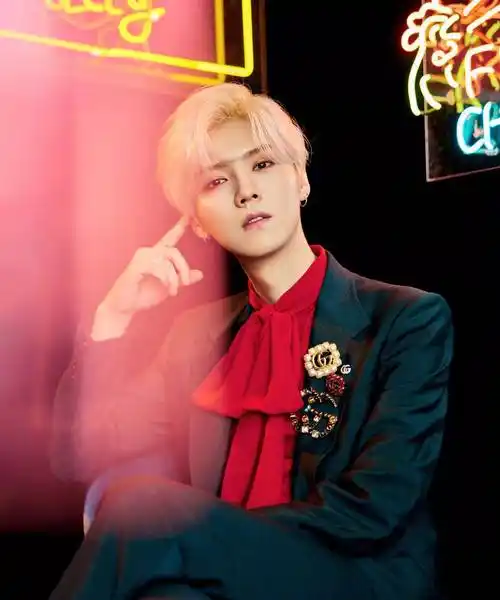 这组图是鹿晗参加活动的照片,他在微博发出没多久就登上了热搜,评论区