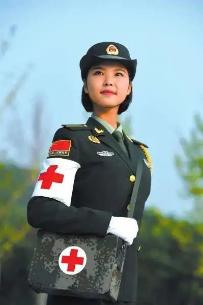 受阅女兵身背单兵急救箱.