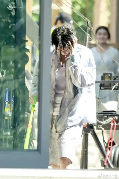 白鹿赵露思录《奔跑吧》睡衣趴,蔡徐坤湿发,又帅又撩