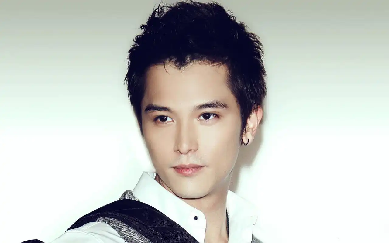 和唐嫣同居3年劈腿多次,如今恋上62岁富婆,网友:缺少母爱吧?