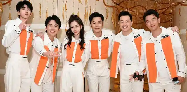 蔡徐坤看关晓彤跳舞(蔡徐坤关晓彤公主抱)-天晟网