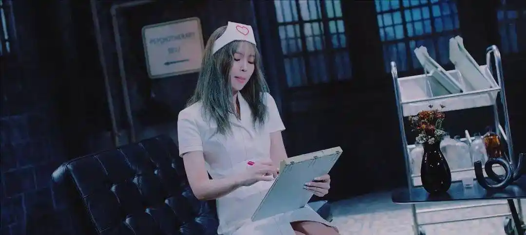 jennie护士制服出镜形象崩塌紧身超短裙穿搭blackpink频遭网暴性感性