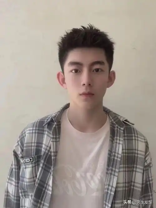 年轻的男生剪这3款露额发型阳光又帅气颜值蹭蹭涨