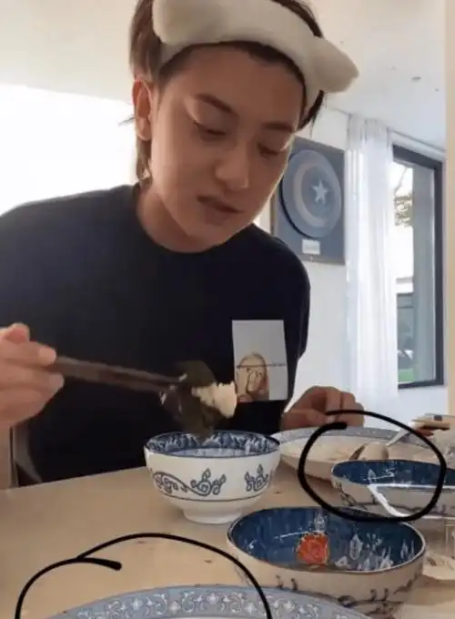 浅蓝花边餐具看起来很眼熟,黄子韬在社交平台上发布了自己在家吃饭的