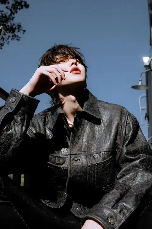 蔡徐坤秋日机车大片