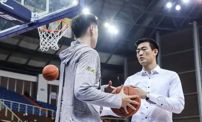 留洋内线有望回归,顶替曾繁日接班易建联_刘传_青岛队_身高