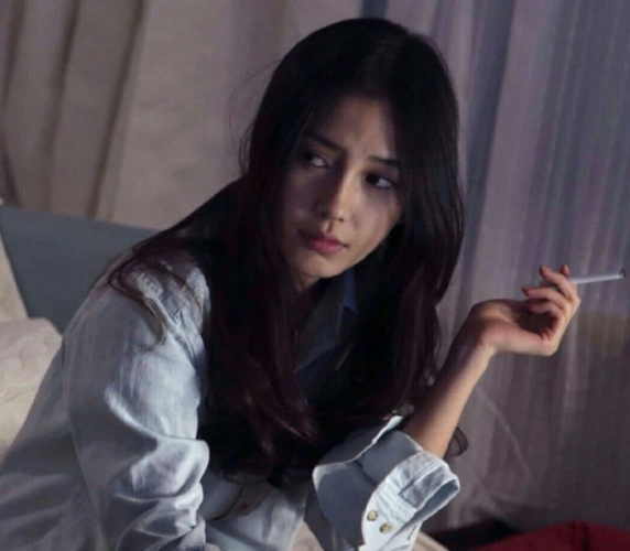 同样是怀孕生女,辣妹子谢娜不吃辣,而她孕期吸烟生出残疾女儿