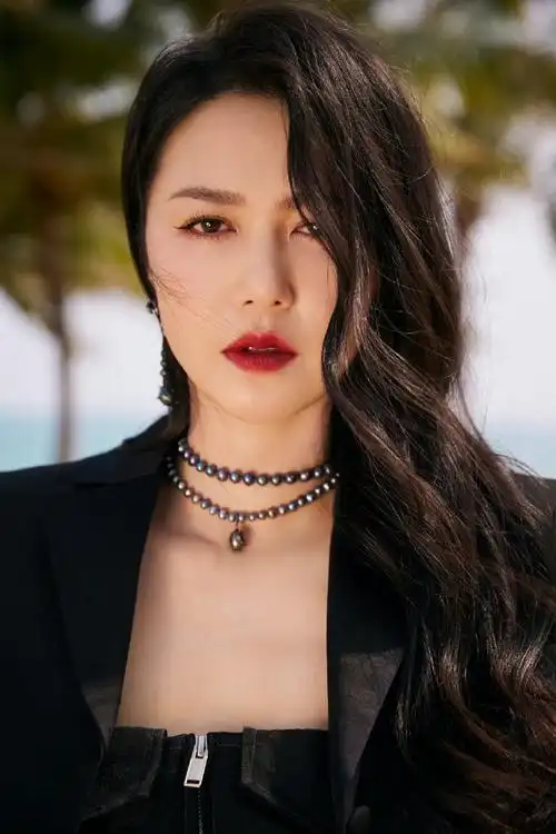 谭维维allblack造型##谭维维海滩椰林大片