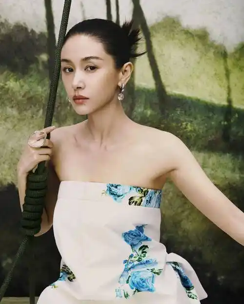 登上《王子文仙境》封面大秀身材,身穿白杨花印花,漂浮在花车上气场两