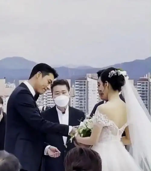 玄彬婚礼现场高清照公开 穿西装身姿笔挺超吸睛