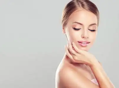 与健康皮肤的脸的年轻女子肖像概念皮肤护理和健康美丽性感时尚白种人