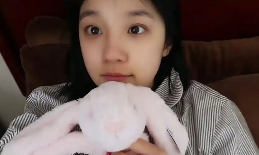 宋雨琦隔离期间没化妆,"素颜照"被疯传,还是"跑男"女神吗?