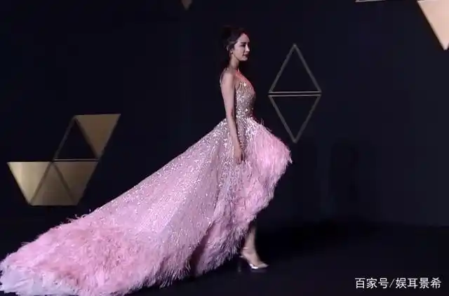 杨幂一袭粉色羽毛长裙亮相红毯,果然别出心裁,仍然露出傲人大长腿