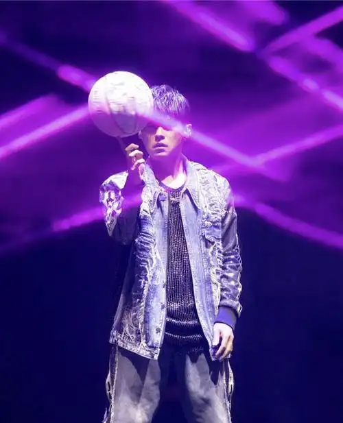 周杰伦究竟是被邀请,还是花钱买的票?