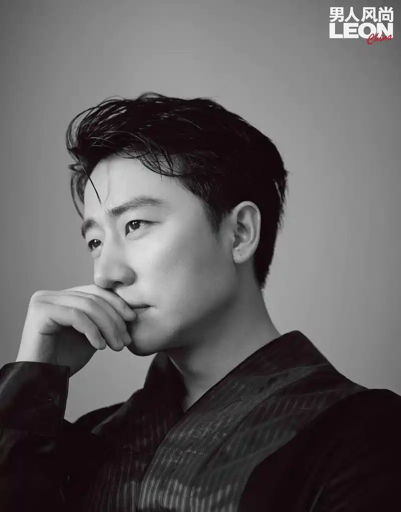 黄轩时尚大片 安静有力挥洒青春少年气